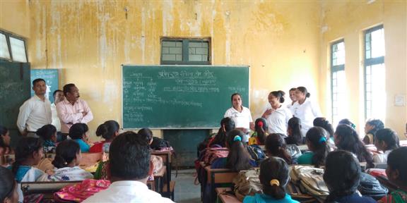 छात्राओं को पुलिस टीम द्वारा गुड टच/बैड टच एवं आत्मा रक्षा के बारे कार्यशाला